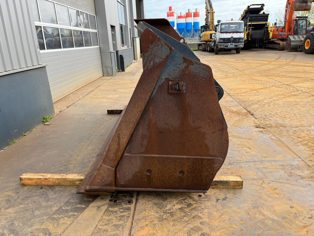 Doosan Bucket DL450 4600 l 2014 00032138 Bucket DL450 4600 l 2014 1 image 3