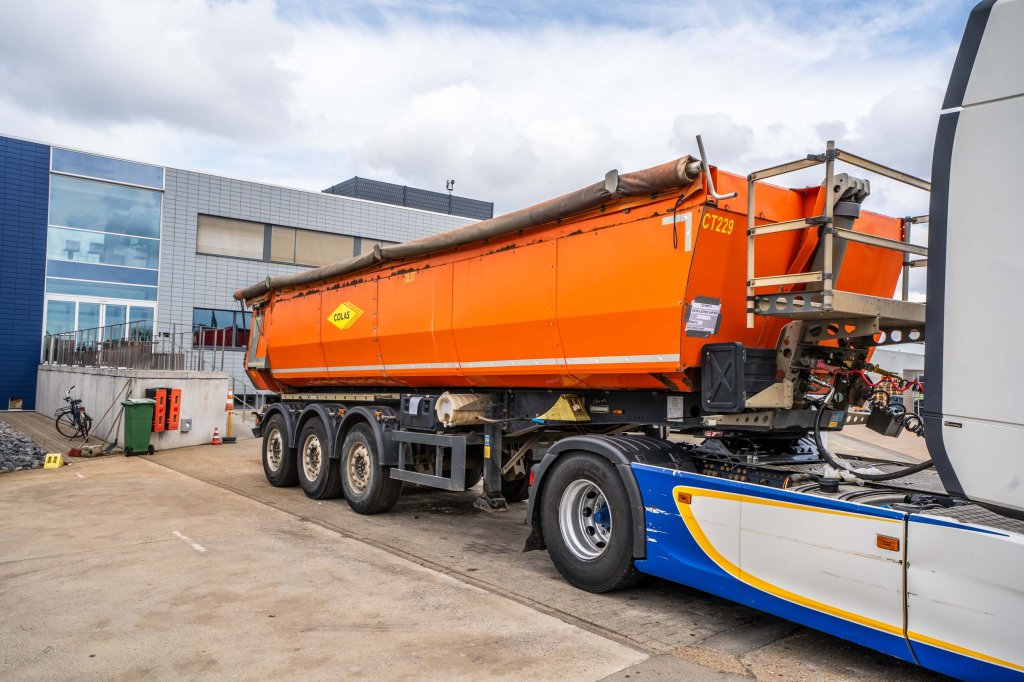 SCHMITZ SGF-S3-GEISOLEERDE KIPPER-27m3 2016 E64474 Schmitz Cargobull SGF-S3-GEISOLEERDE KIPPER-27m3 2016 1 image 2