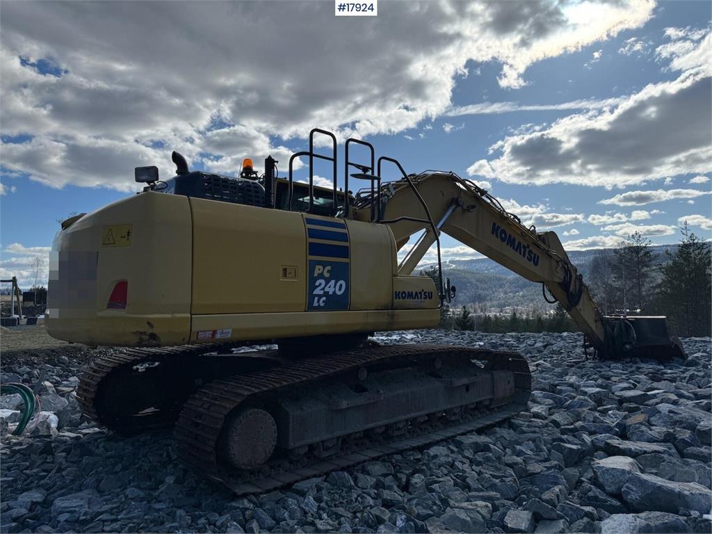 Komatsu PC240LC-10 crawler excavator w/ sanding bucket and 2014 17924 PC240LC-10 crawler excavator w/ sanding bucket and 2...