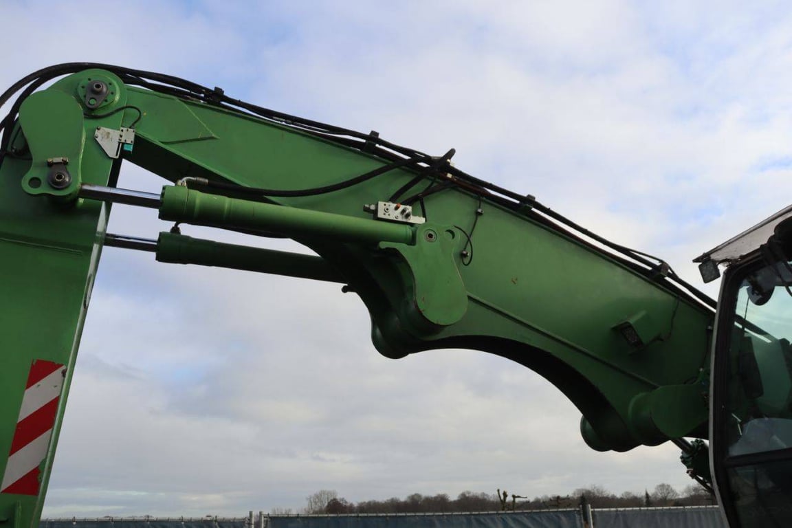 Liebherr Diesel Wheel Excavator with Outriggers 1 Wheel Loaders image 14