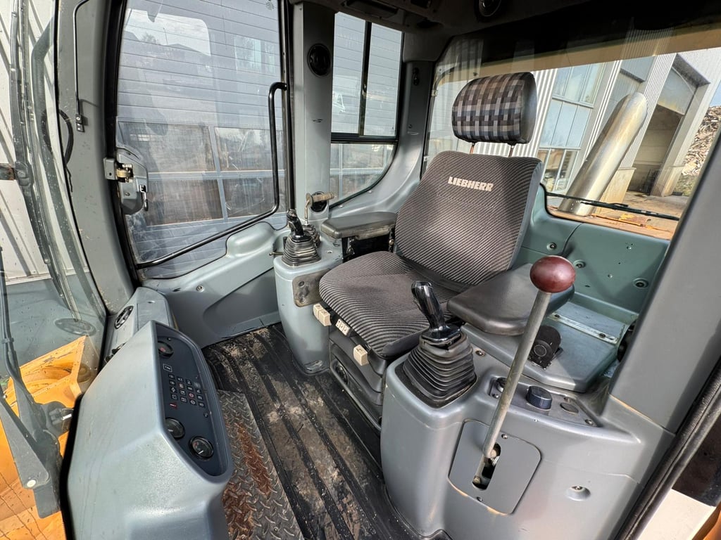 Liebherr LR624 2008 00033681 LR624 2008 1 image 13
