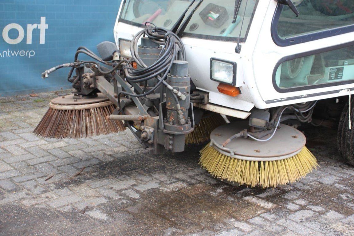 Tennant A60 Diesel Sweeper 2008 2008 A60 2008 1 image 9