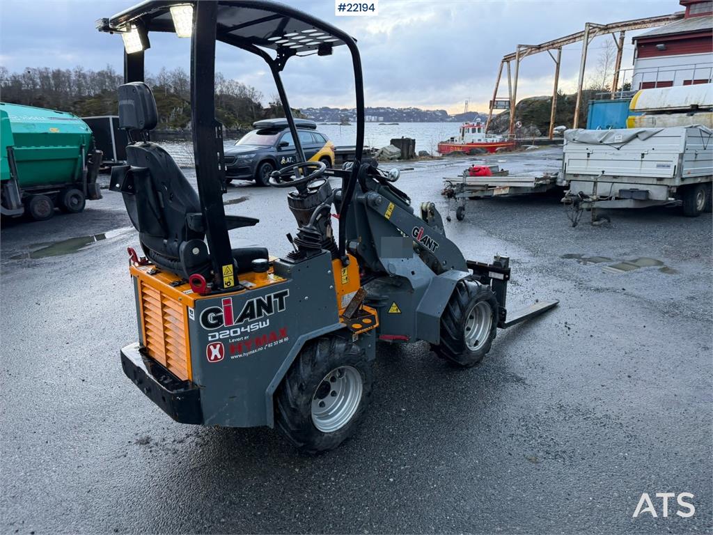 GiANT D204SW Wheel Loader with Bucket and Pallet Forks 2021 22194 Giant D204SW Wheel Loader with Bucket and Pallet Forks 2...