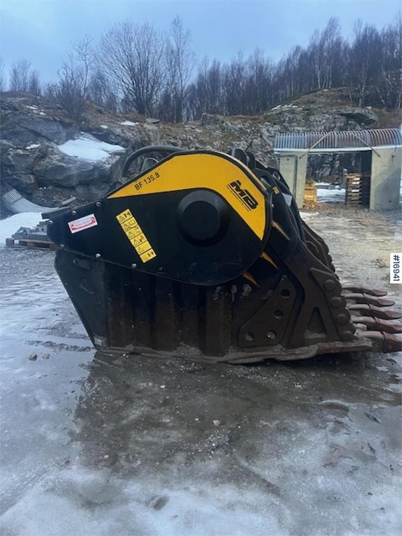 MB Crusher crushing bucket w/ G90 attachment 2017 16941 MB CRUSHER crushing bucket w/ G90 attachment 2017 1 image 4
