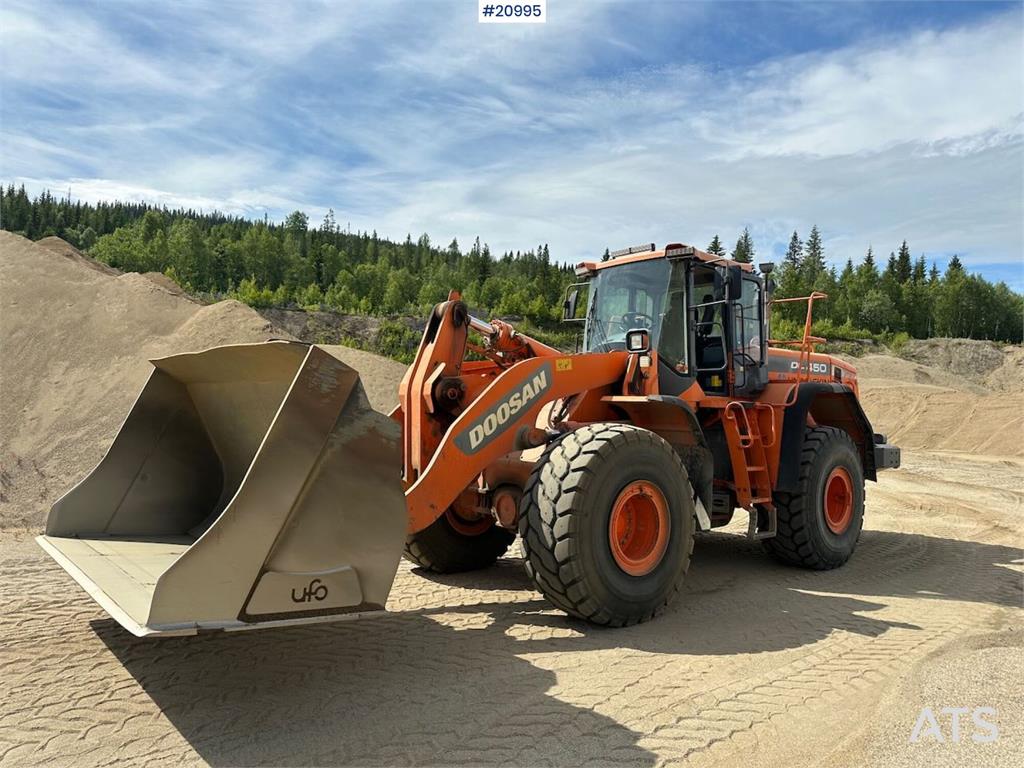 Doosan DL 450-3 wheel loader w/ bucket and scale. WATCH V 2012 20995 DL 450-3 wheel loader w/ bucket and scale. WATCH V 20...