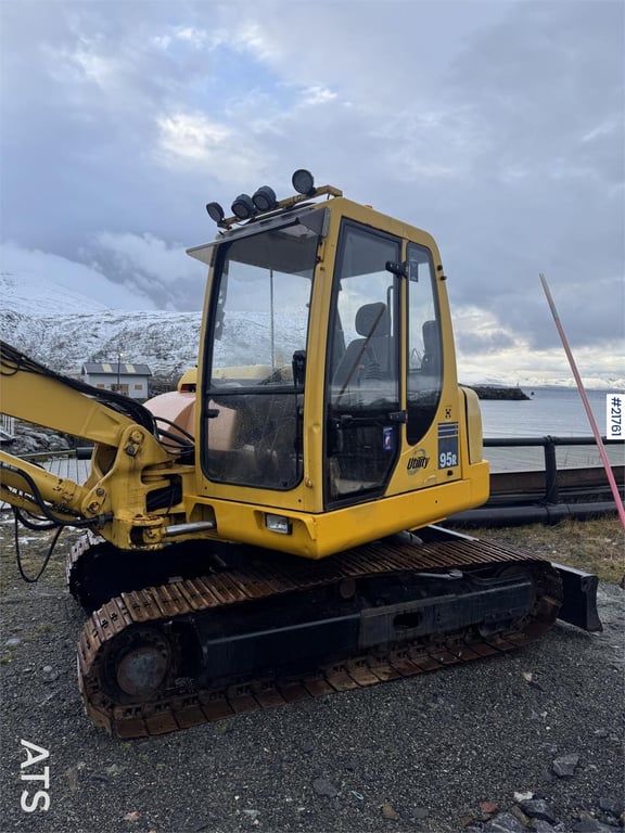 Komatsu PC95R w/ bucket 2003 21761 PC95R w/ bucket 2003 1 Crawler Excavators image 2