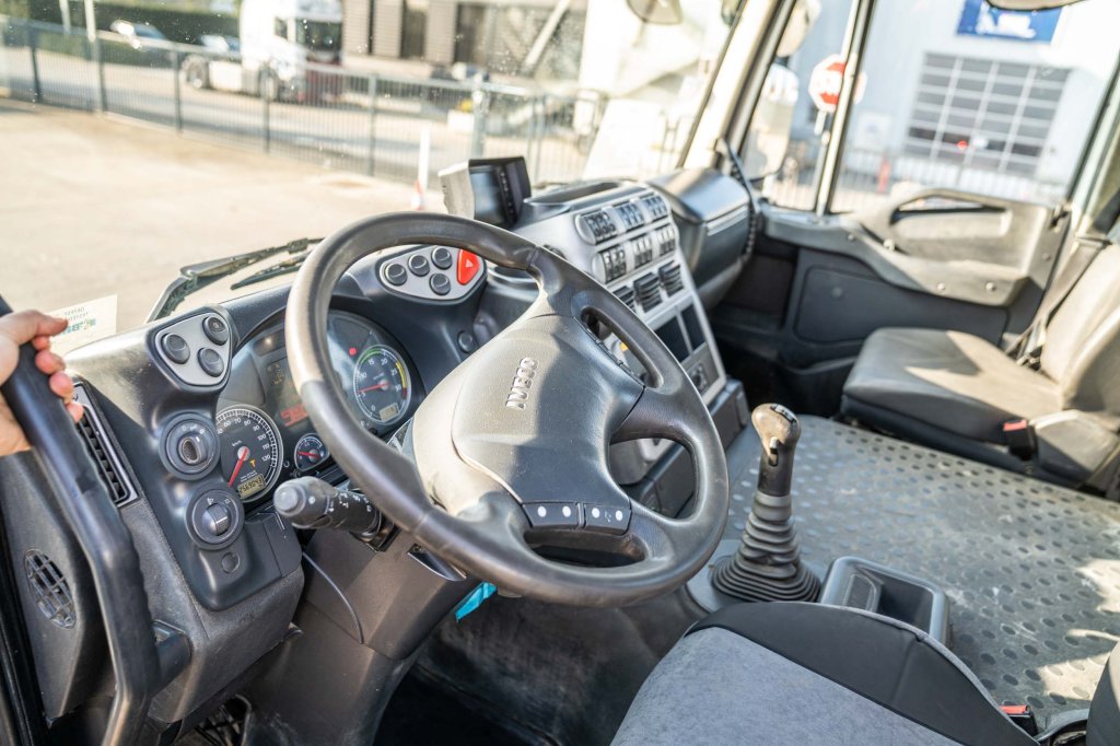 IVECO STRALIS 310- E5 + HMF 1110 K2 2008 E63083 STRALIS 310- E5 + HMF 1110 K2 2008 1 image 8
