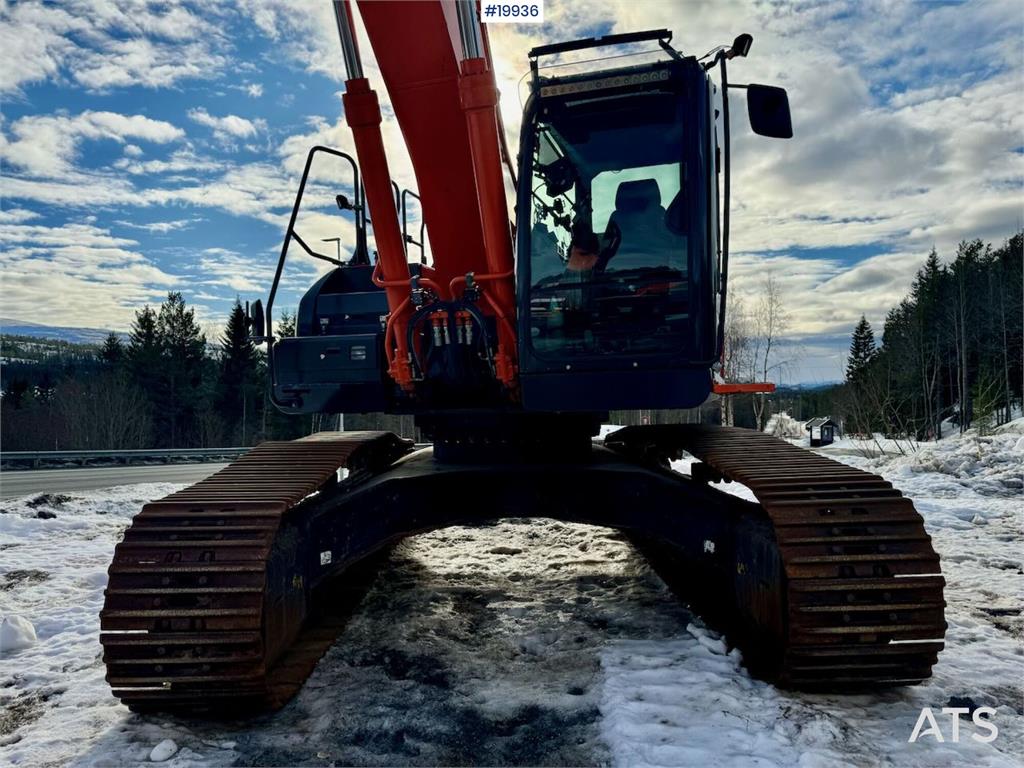 Hitachi ZX300LC-6 Tracked excavator w/ 2 buckets, tilt and 2016 19936 ZX300LC-6 Tracked excavator w/ 2 buckets, tilt and 2...