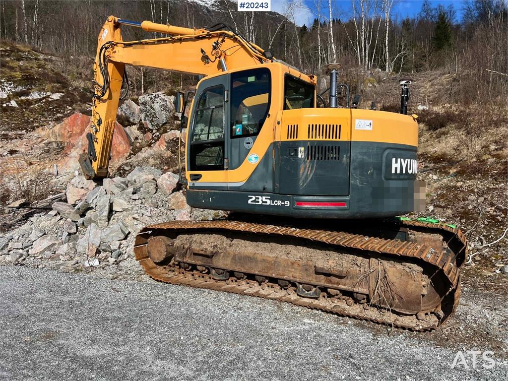 Hyundai Robex 235 LCR-9 w/ Excavator bucket and gps 2012 20243 Robex 235 LCR-9 w/ Excavator bucket and gps 2012 1 Crawler ...