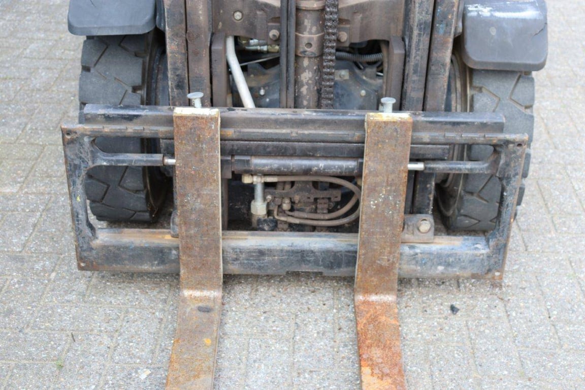 Forklift Yale GLP25VX F2170 LPG 2490kg 2011 2011 GLP25VX F2170 2011 1 Forklift image 11