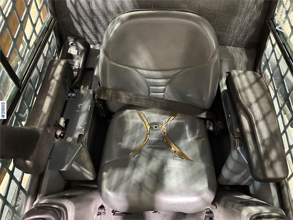 Mustang 220R compact loader w/leveling bucket and pallet f 2016 21865 220R compact loader w/leveling bucket and pallet f 2...