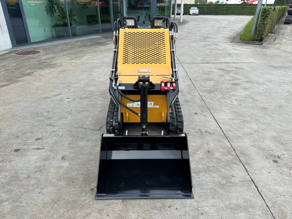 Skid Steer Loader AGT MX-CRT23 Petrol 2025 with Pelican Bucket GIYI X-PG44C New 2025 AGT Industrial MX-CRT23 2025 0 image 2