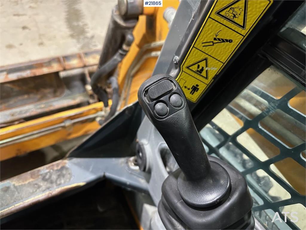 Mustang 220R compact loader w/leveling bucket and pallet f 2016 21865 220R compact loader w/leveling bucket and pallet f 2...