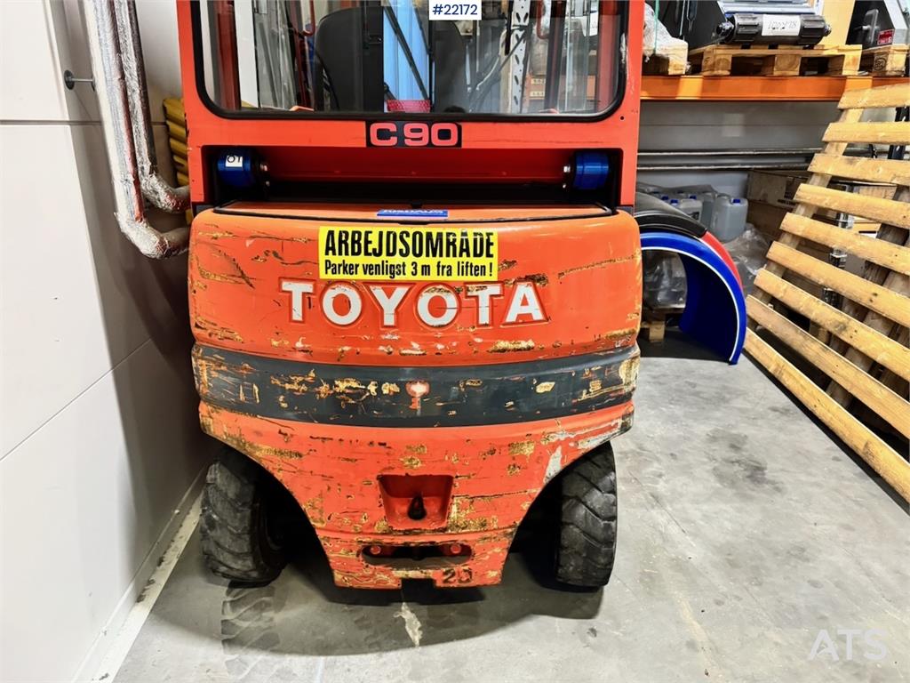 Toyota FBMF20 electric forklift with defective battery. 1997 22172 FBMF20 electric forklift with defective battery. 1997 1...