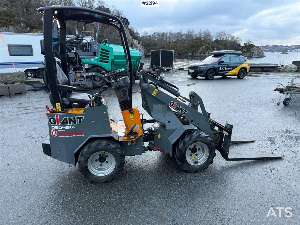 GiANT D204SW Wheel Loader with Bucket and Pallet Forks 2021 22194 Giant D204SW Wheel Loader with Bucket and Pallet Forks 2...