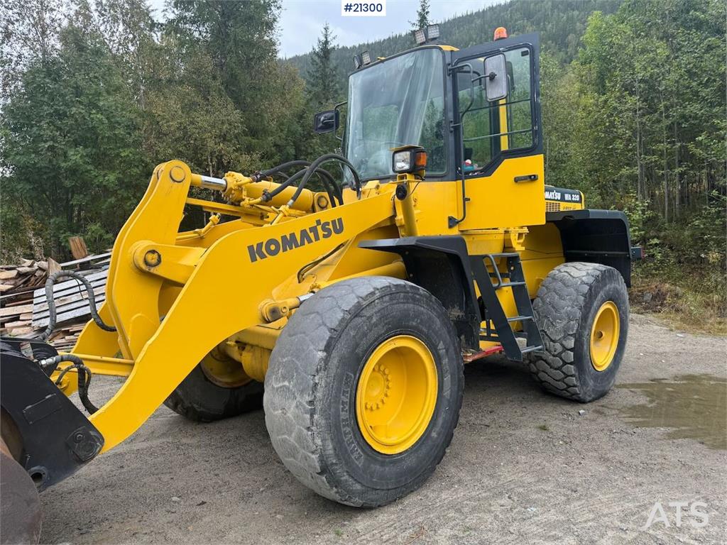 Komatsu WA320-3H wheel loader w/ bucket WATCH VIDEO 1998 21300 WA320-3H wheel loader w/ bucket WATCH VIDEO 1998 1 Wheel Lo...