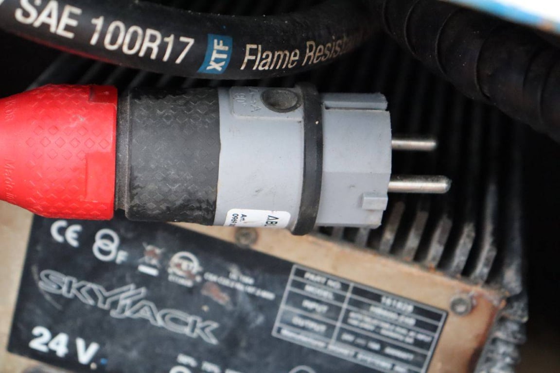 Skyjack SJ12 Electric Mast Lift 5.6m 2015 2015 SJ12 2015 1 image 11