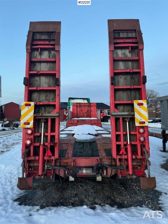 Istrail machine semi-trailer with hydraulic loading ramps 2007 22231 Istrail machine semi-trailer with hydraulic loading r...