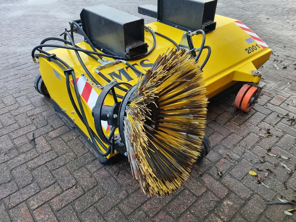MTS bezem met lepel insteek 2018 9389 MTS bezem met lepel insteek 2018 1 image 5