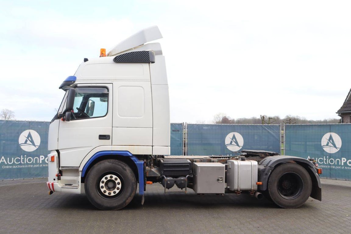 Chassis Cabin Volvo FM9 4X2T FAL6.7 RAD-A4 Diesel 2002 2002 FM9 4X2T FAL6.7 RAD-A4 2002 1 image 2