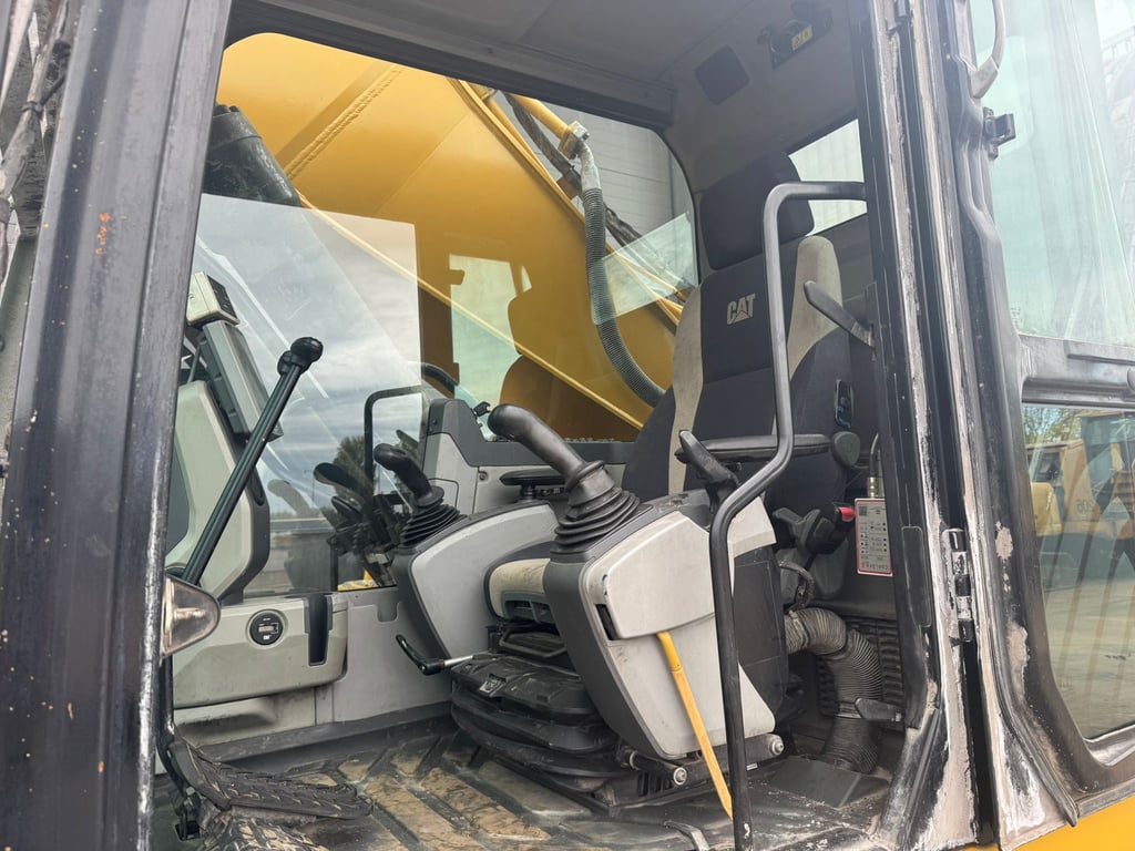 Caterpillar 336FL Tracked material handler 2015 00033611 336FL Tracked material handler 2015 1 image 11