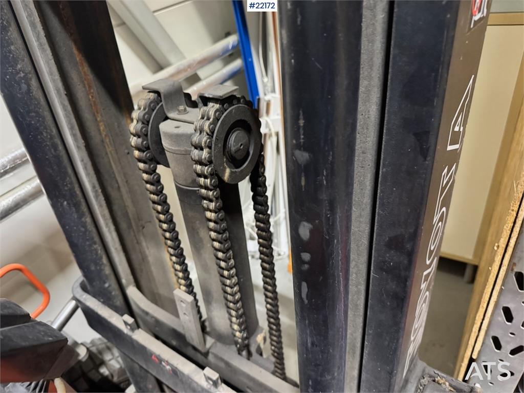 Toyota FBMF20 electric forklift with defective battery. 1997 22172 FBMF20 electric forklift with defective battery. 1997 1...