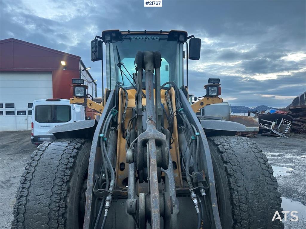Volvo L90F wheel loader w/ Volvo gravel bucket. WATCH VI 2011 21767 L90F wheel loader w/ Volvo gravel bucket. WATCH VI 201...