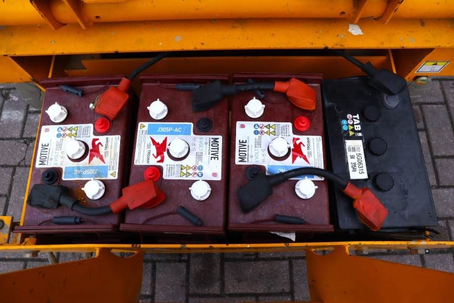 Haulotte Compact 10 Electric, 10m Working Height, 450kg Cap 2011 HAULOTTE - Compact 10 - 63138 Compact 10 Electric, 10m Wo...