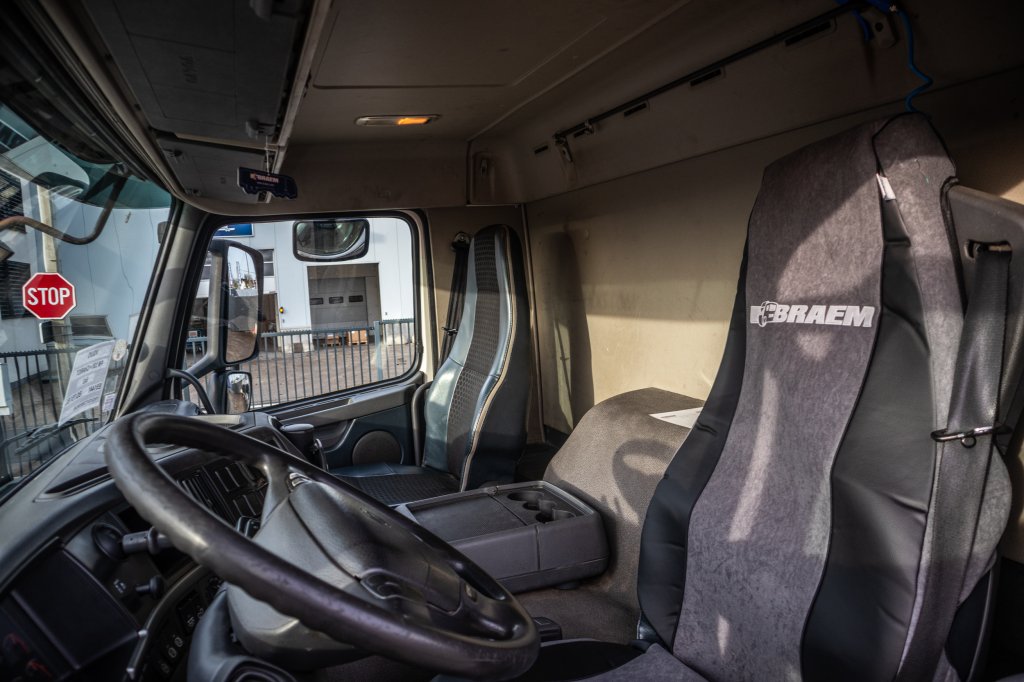 VOLVO FM330-6x2-10 pneus/tires-intarder 2011 E61441 FM330-6x2-10 pneus/tires-intarder 2011 1 image 11