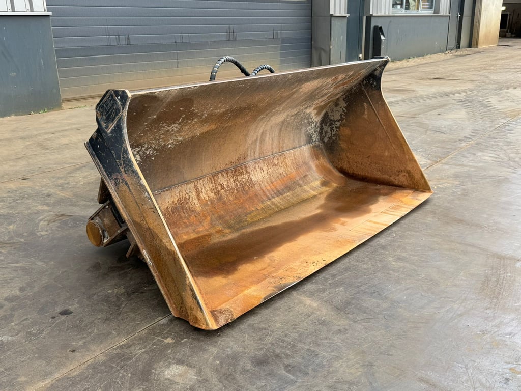 ZFE Side-Tilting bucket 2023 70001910 ZFE Side-Tilting bucket 2023 1 image 2