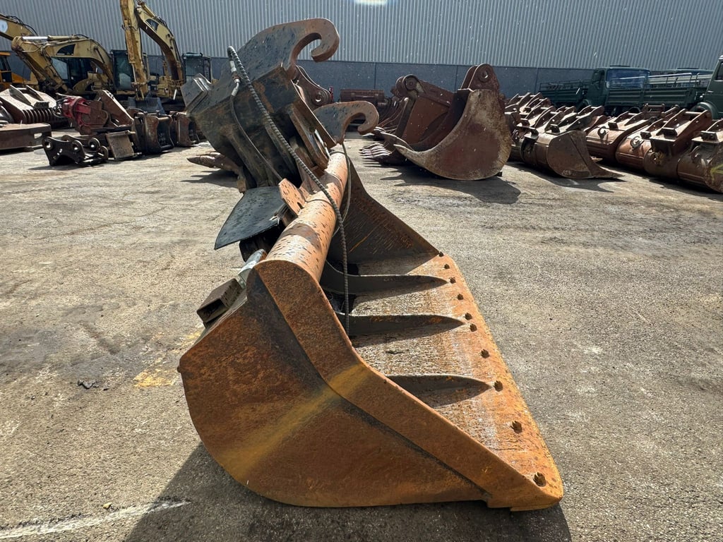 Tilting Bucket CW45 27-42 tons excavator 70001932 Tilting Bucket CW45 27-42 tons excavator 1 image 4