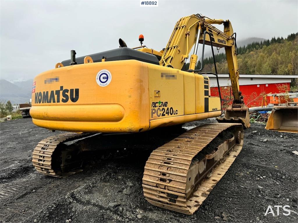 Komatsu PC240LC-6K Crawler Excavator w/ Digging Bucket. 2001 18892 PC240LC-6K Crawler Excavator w/ Digging Bucket. 2001 1 ...