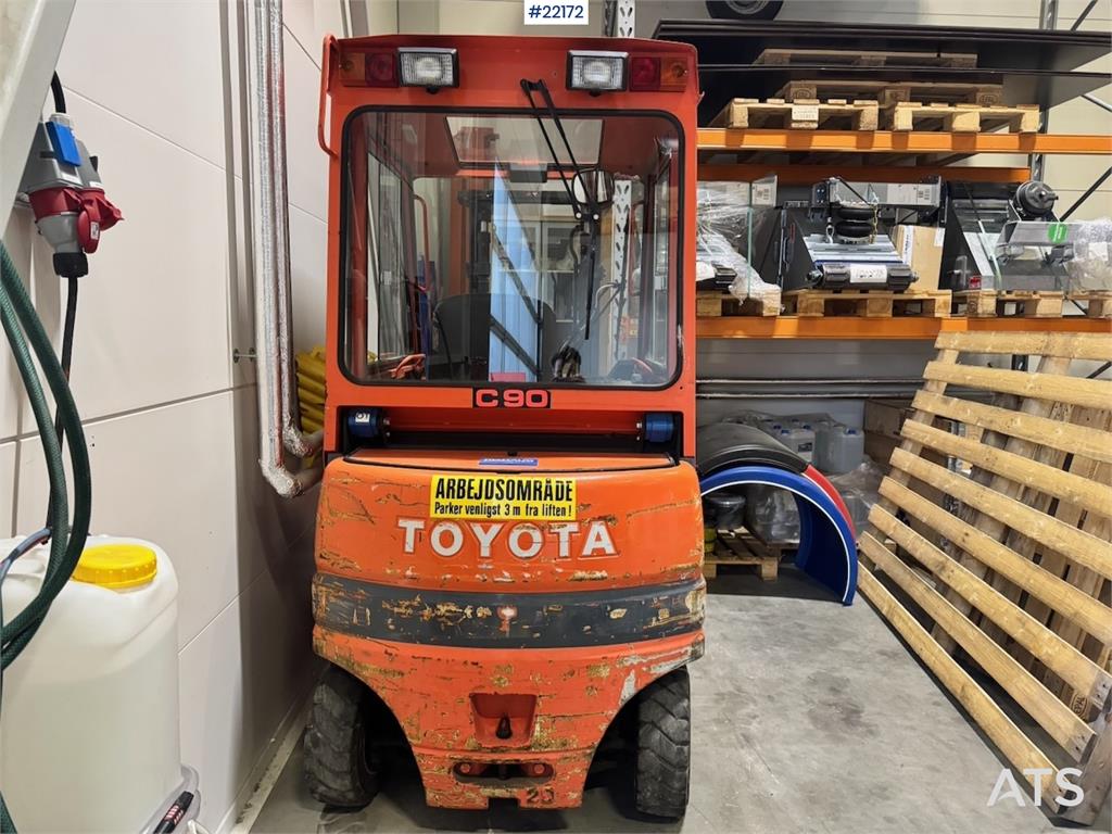 Toyota FBMF20 electric forklift with defective battery. 1997 22172 FBMF20 electric forklift with defective battery. 1997 1...