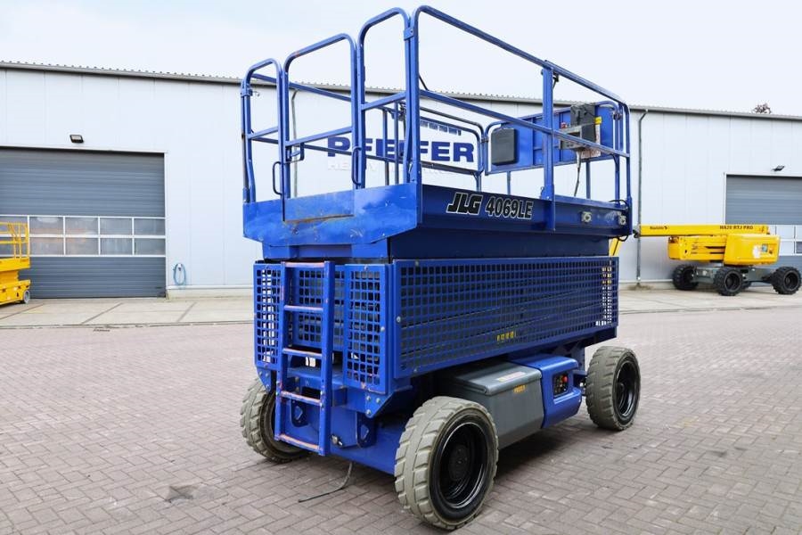 JLG 4069LE Electric, 14.2m Working Height, 360kg Capac 2012 JLG - 4069LE - 90071 4069LE Electric, 14.2m Working Height, 36...