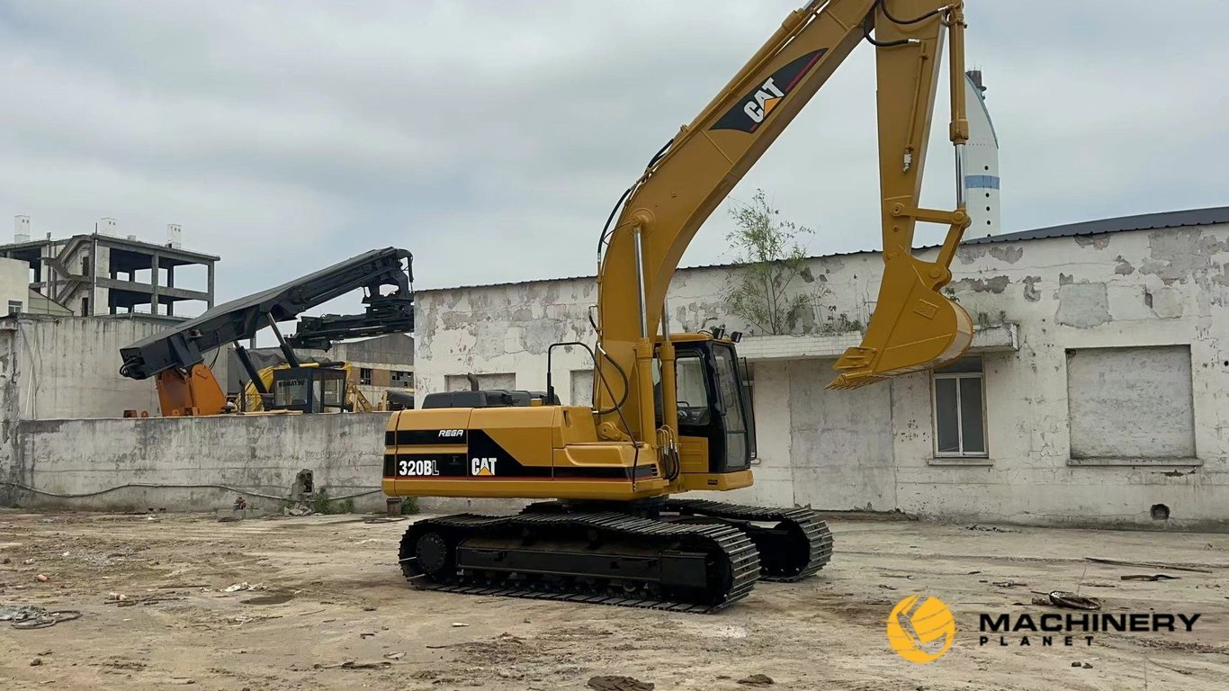 Caterpillar 320BL Used Crawler Excavator LOW PRICE 320BL 2019 1 Crawler Excavators image 3