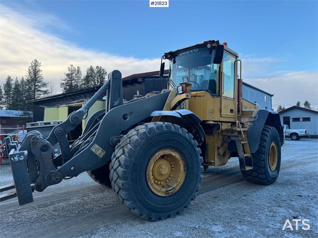 Volvo L110E Wheel Loader with Bucket WATCH VIDEO 2006 21823 L110E Wheel Loader with Bucket WATCH VIDEO 2006 1 Wheel Loader...