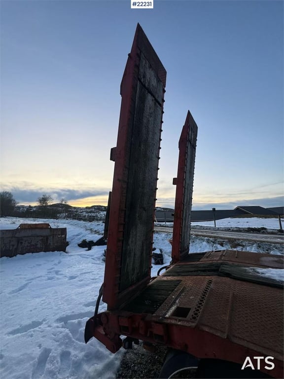 Istrail machine semi-trailer with hydraulic loading ramps 2007 22231 Istrail machine semi-trailer with hydraulic loading r...