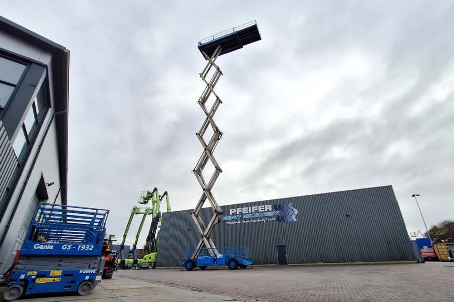 Holland Lift Megastar G-300DL30/S Diesel, 4x4x4 Drive, 33.5m Wo 2003 HOLLAND LIFT - Megastar G-300DL30/S - 90373 Holland l...