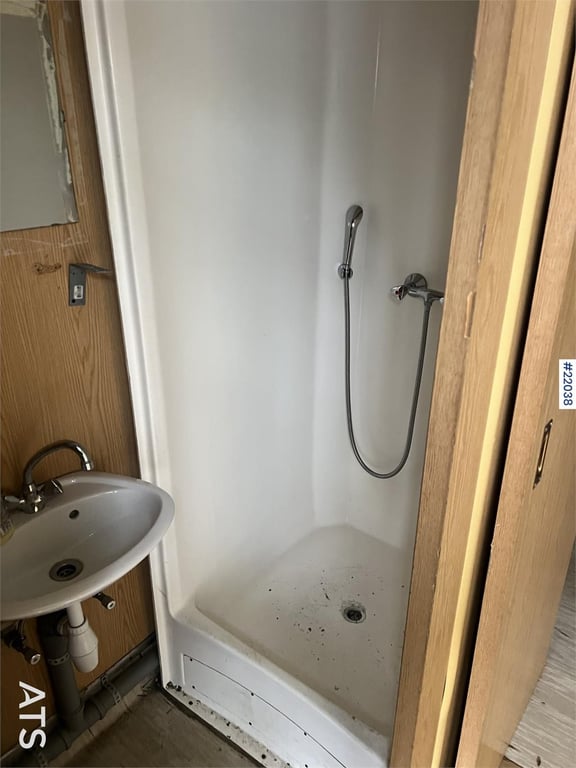 20 fot container m/ wc, dusj, vask, varmtvannsbere 2000 22038 20 fot container m/ wc, dusj, vask, varmtvannsbere 2000 1 im...