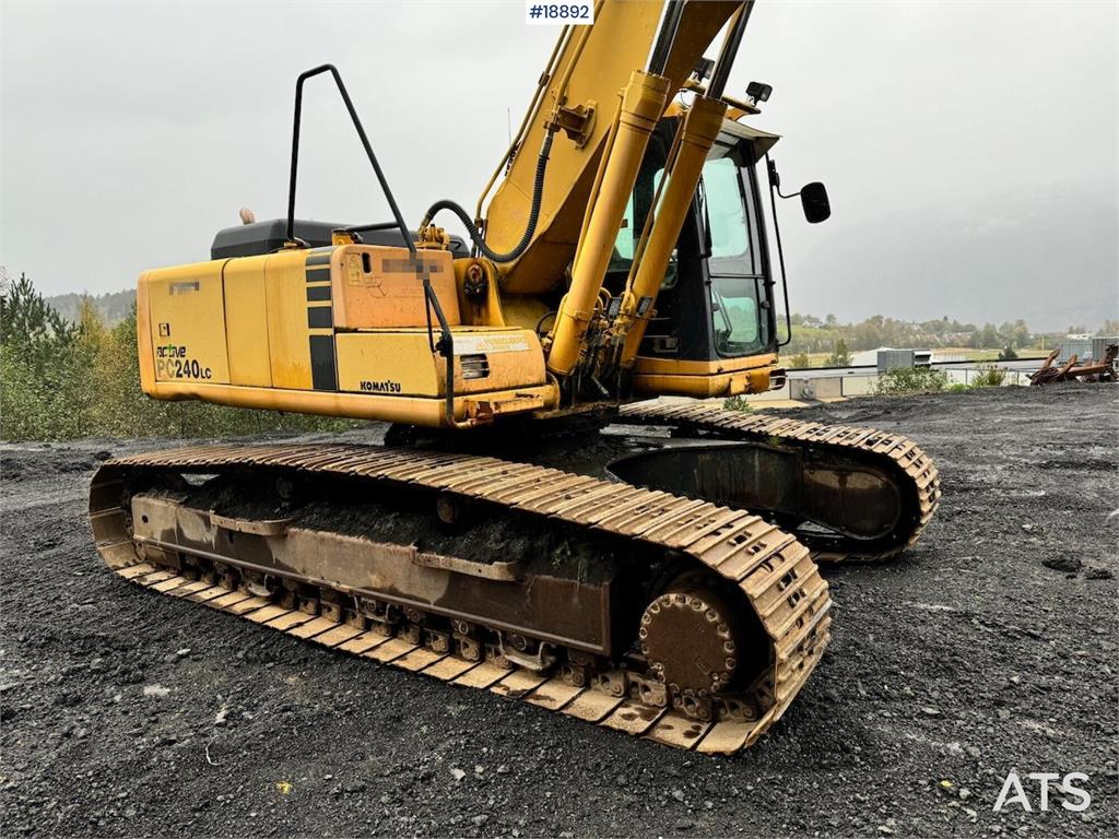 Komatsu PC240LC-6K Crawler Excavator w/ Digging Bucket. 2001 18892 PC240LC-6K Crawler Excavator w/ Digging Bucket. 2001 1 ...