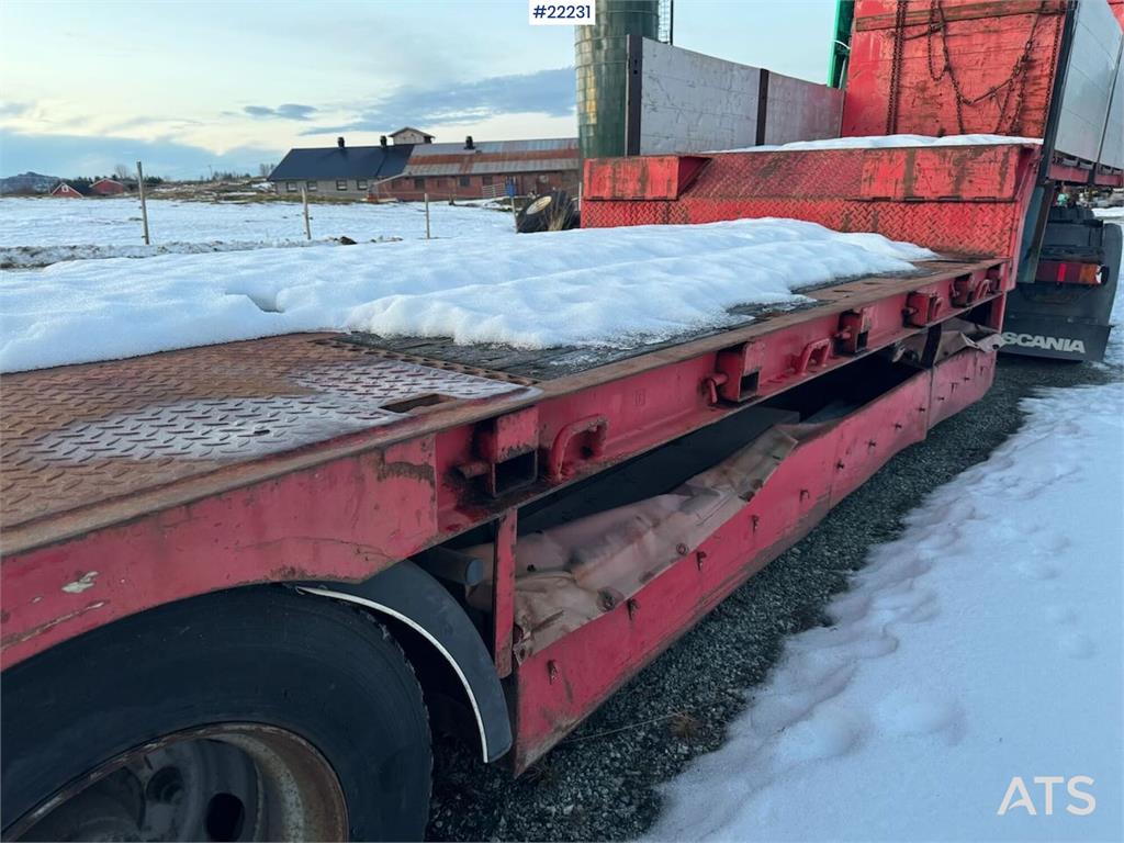 Istrail machine semi-trailer with hydraulic loading ramps 2007 22231 Istrail machine semi-trailer with hydraulic loading r...