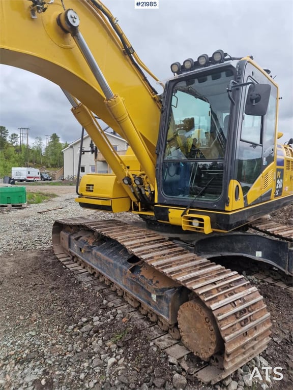 Komatsu PC210LC crawler excavator with 2 buckets and tiltr 2022 21985 PC210LC crawler excavator with 2 buckets and tiltr 2...