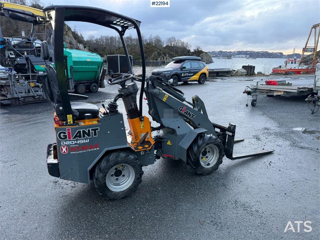GiANT D204SW Wheel Loader with Bucket and Pallet Forks 2021 22194 Giant D204SW Wheel Loader with Bucket and Pallet Forks 2...