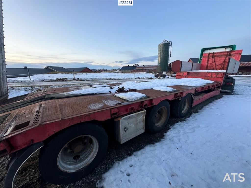 Istrail machine semi-trailer with hydraulic loading ramps 2007 22231 Istrail machine semi-trailer with hydraulic loading r...