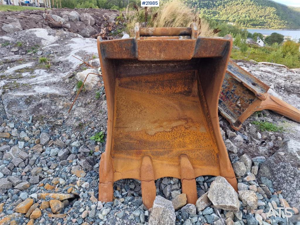 Komatsu PC210LC crawler excavator with 2 buckets and tiltr 2022 21985 PC210LC crawler excavator with 2 buckets and tiltr 2...
