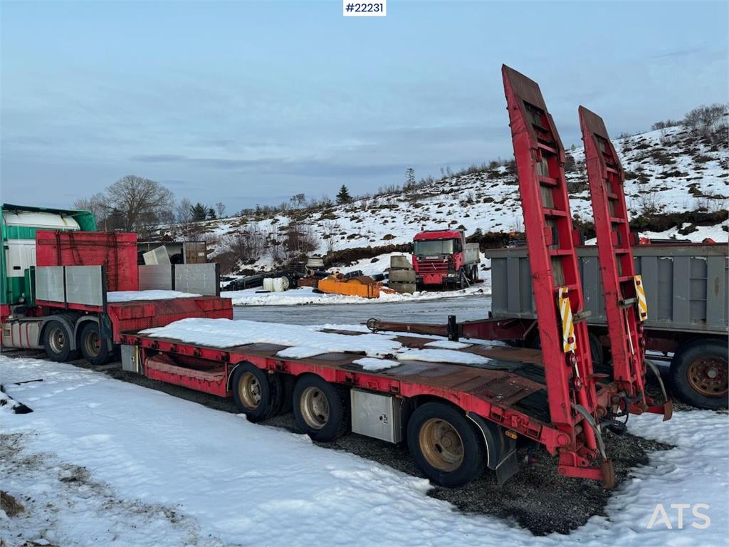 Istrail machine semi-trailer with hydraulic loading ramps 2007 22231 Istrail machine semi-trailer with hydraulic loading r...