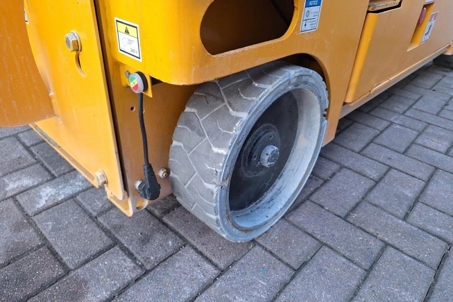 Haulotte Compact 10 Electric, 10m Working Height, 450kg Cap 2011 HAULOTTE - Compact 10 - 63602 Compact 10 Electric, 10m Wo...