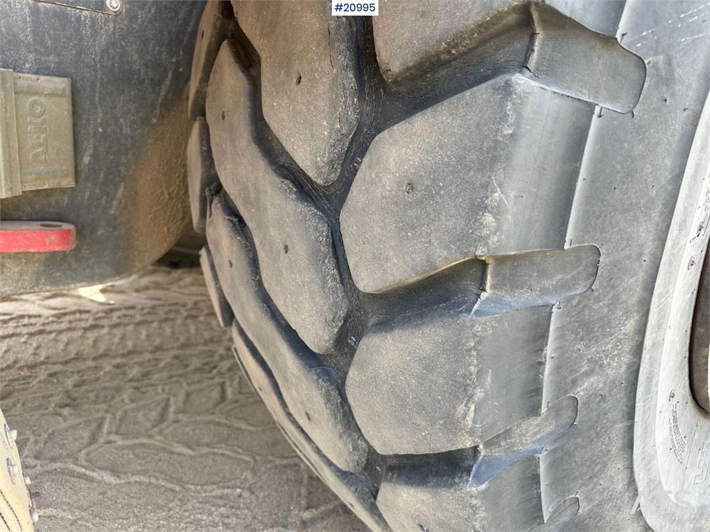 Doosan DL 450-3 wheel loader w/ bucket and scale. WATCH V 2012 20995 DL 450-3 wheel loader w/ bucket and scale. WATCH V 20...
