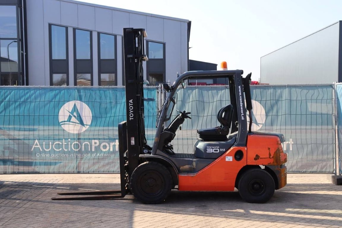 Forklift Toyota 02-8FDF30 Diesel 3000kg 2012 2012 02-8FDF30 2012 1 Forklift image 2
