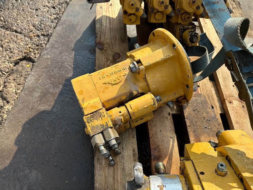 CAT 214 B FT hydro motor linde MMF-65 214 B FT hydro motor linde MMF-65 1 Wheeled Excavators image 2